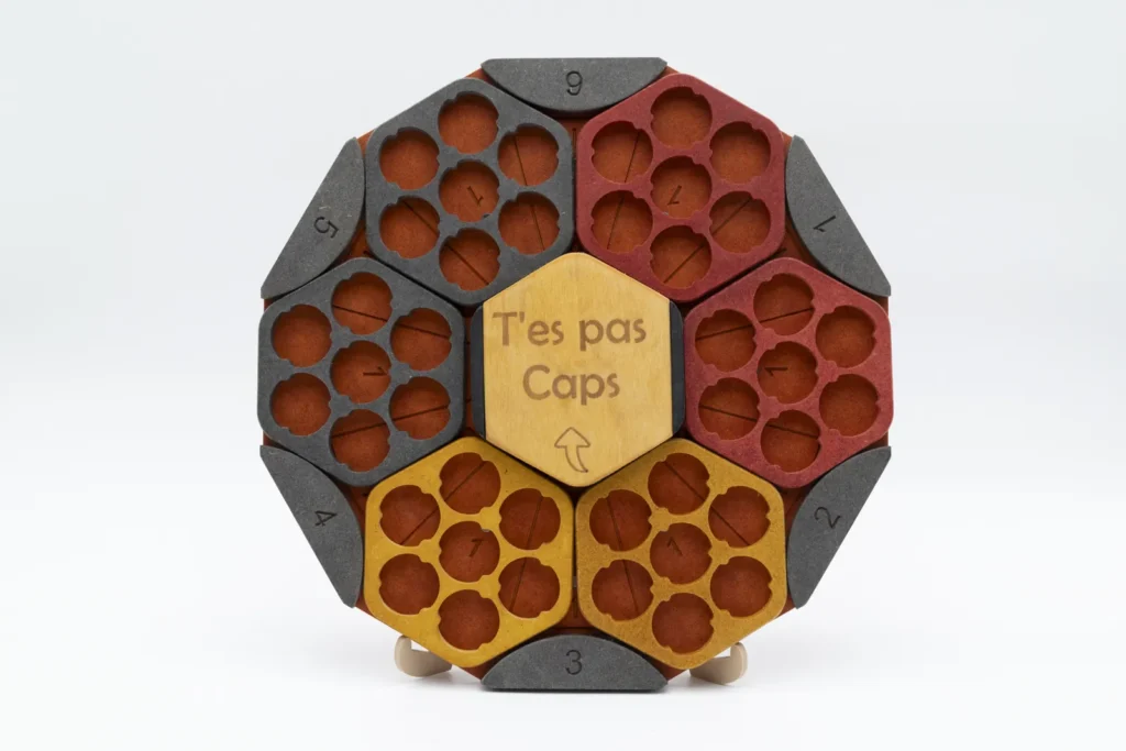 Plateau de jeu « T’es pas Caps » imprimé en 3D, hexagones à capsules rouges, jaunes et gris