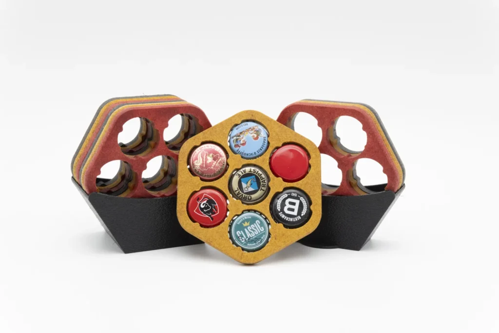Présentoirs hexagonaux à capsules de bière imprimés en 3D, rouge, jaune et gris